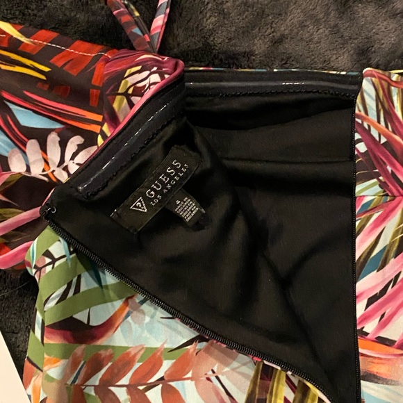 Beautiful Guess Off-the-shoulder sheath Dress. A Vibrant choice.Brad new.size 4 - Picture 11 of 13